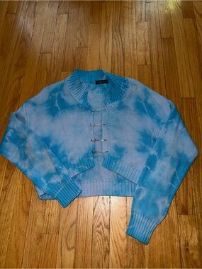 Tie-Dye Blue Cropped Sweater with Front Pin Closures